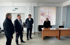 Гусейн Гусейнов проинспектировал ход проведения выборов Президента РФ в Казбековском районе.  